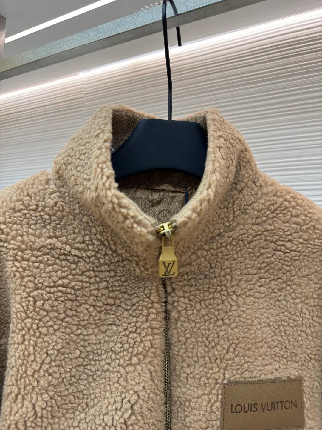 LOUIS VUITTON Teddy sheep wool blended suede tunic jacket ●Authentic product: Purchased and developed by 16999 ●Item number: 1680678-B70 ●Fabric: Lamb wool fabric ●Technology: Positioned cutting machine ●Version: Fitted version ●Weight: about 900 grams ●Size: S-M-L-XL ●Description: Made of high-quality lamb wool fabric, the fluff is fine and soft, rich to the touch, the fluff is tight and even, not easy to shed, ensuring the quality and durability of the jacket; the collar adopts a stand-up collar design, which has been treated with special technology to be stiff and stylish, which can protect the neck from cold wind; the brand on the zipper head The logo is exquisite and compact, adding to the beauty of the details; the brand leather patch on the left chest is made of high-quality material, and the embossed brand logo is clear and three-dimensional, with full texture, which enhances the recognition and high-end sense of the jacket; during the sewing process, the stitches are fine and even, especially the splicing of the lamb wool fabric, which is smooth and firm. The overall wiring is straight and delicate, the fabric is comfortable and soft, and the color is consistent without color difference. It can be matched with the same style to create a fashionable look and control various occasions. Customized accessories, complete with three standards, same style for men and women!